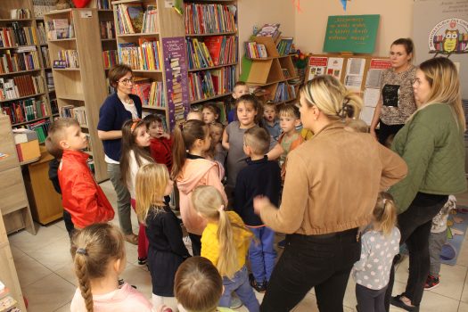 Przedszkolaki z Niepublicznego Przedszkola im. Małego Księcia w Witoni  z wizytą w bibliotece