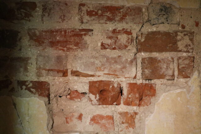 gotyckie ułóżenie cegły – ściana obecnej zakrystii – piewrszego kościoła