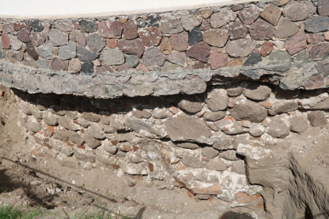 widok fundamentu i cokołu – archeolodzy